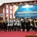 Para wisudawan terbaik Unikama menerima selempang dan buket bunga penghargaan (27/5/2023).