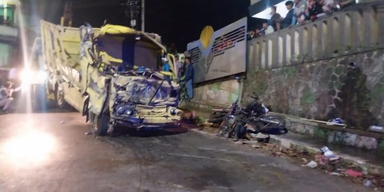 Tampak truk yang mengalami rem blong dan menabrak 4 kendaraan dan 8 orang korban masih terbalik di lokasi kejadian. Foto: Azmy