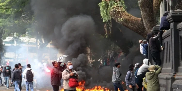 Aksi demonstrasi menolak UU Ciptaker di Kota Malang pada 2020 lalu yang berujung ricuh.