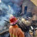 Petugas melakukan penanggulangan kebakaran di rumah milik Sumi di Pagak.