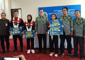 Para atlet SEA Games 2023 dari UM serta jajaran Rektorat UM.