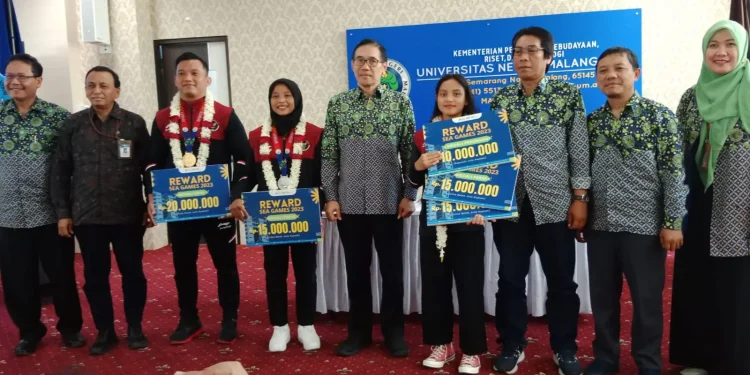 Para atlet SEA Games 2023 dari UM serta jajaran Rektorat UM.