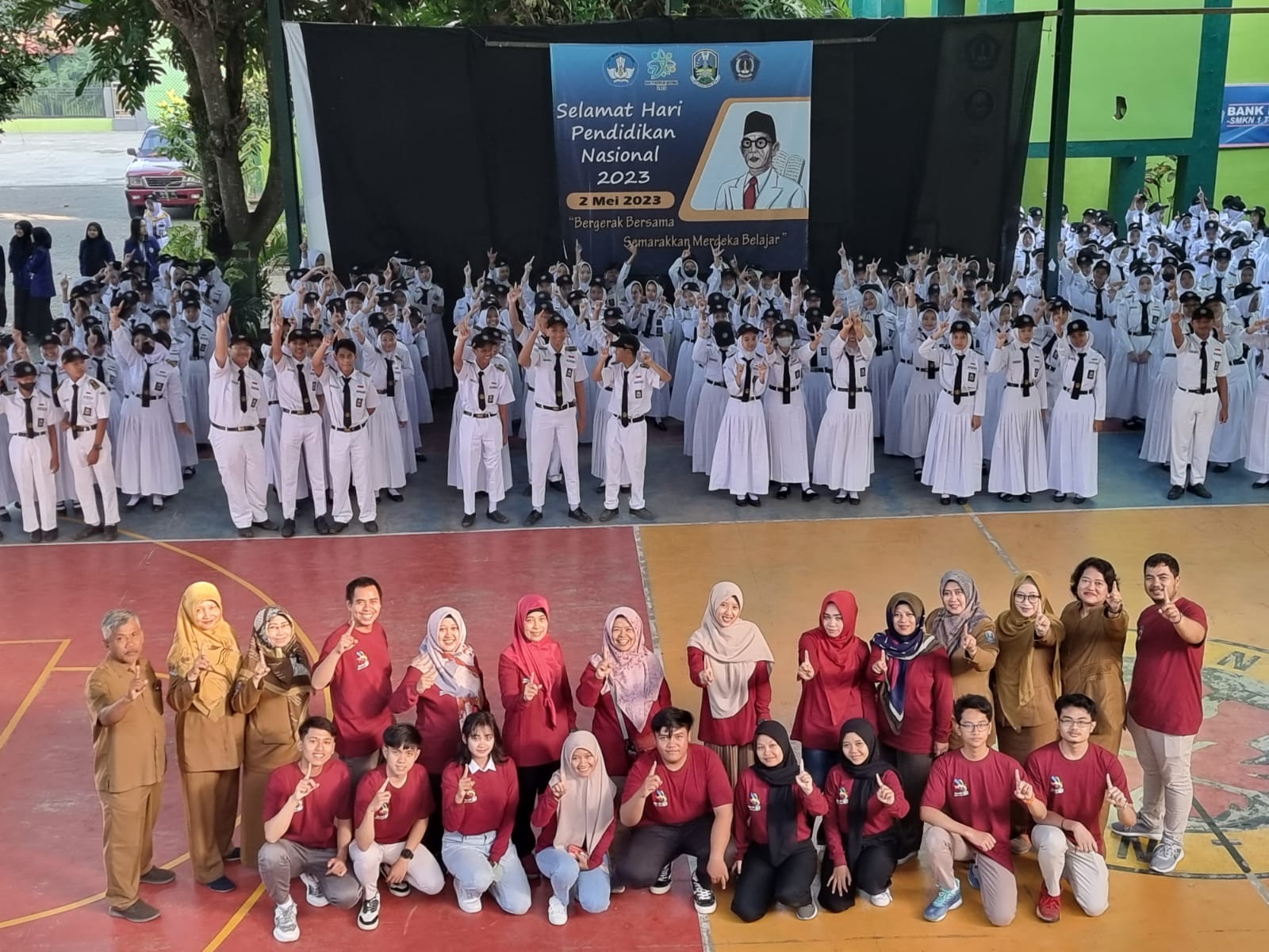Seluruh siswa dan guru SMKN 1 Turen memberikan dukungan pada tim LKS Provinsi Jawa Timur 2023.