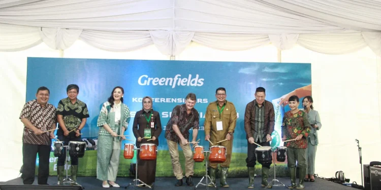 Peringatan Hari Susu Sedunia diperingati dengan tabuhan drum oleh para tamu undangan.