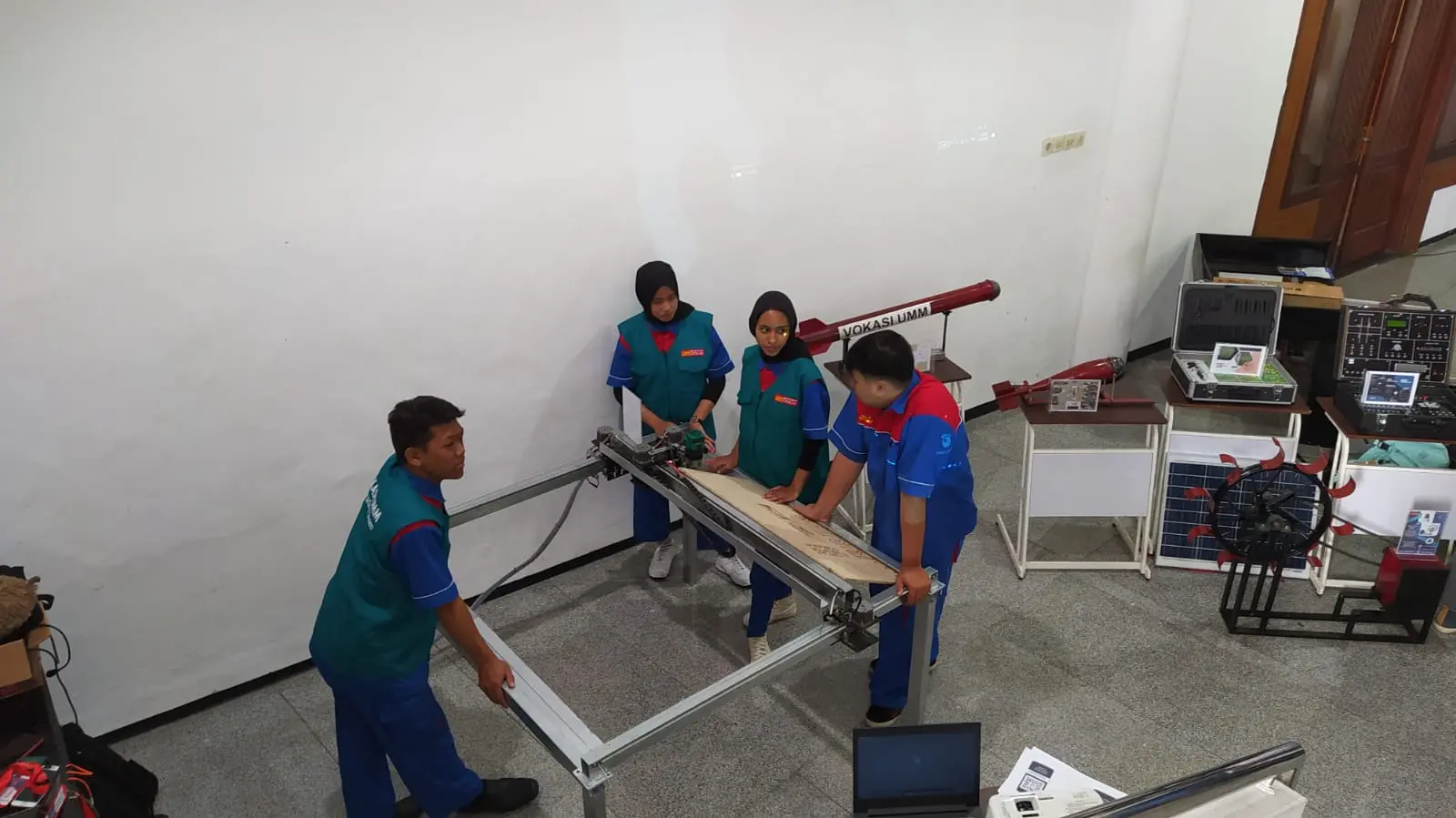 Mesin CNC yang juga menjadi produk elektronik buatan mahasiswa Vokasi UMM yang laris manis dipesan konsumen. 