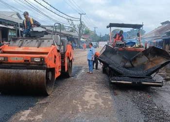 Perbaikan jalan di Pasar Gadang Kota Malang.