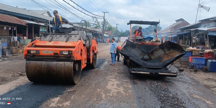 Perbaikan jalan di Pasar Gadang Kota Malang.