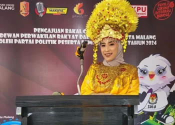 Kartika, Bacaleg DPD Partai Golkar Kota Malang yang merupakan pendiri sekolah di Kota Malang.