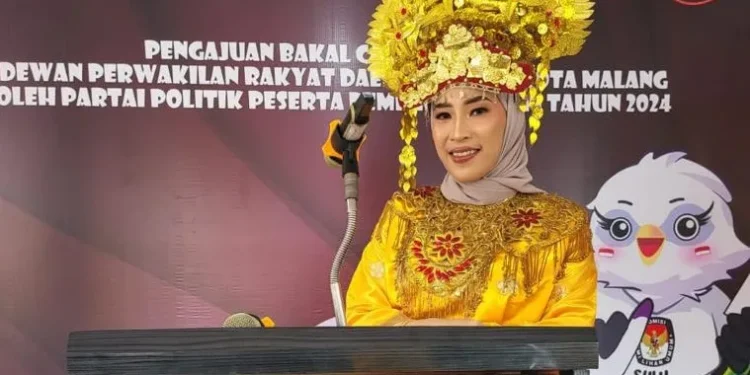 Kartika, Bacaleg DPD Partai Golkar Kota Malang yang merupakan pendiri sekolah di Kota Malang.