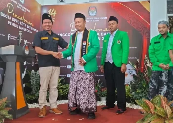 Ketua DPC PPP Kota Batu Mohammad, Sofiyullah, saat konferensi pers usai berkas pendaftarannya diterima oleh KPU Kota Batu, Minggu (14/5/2023)