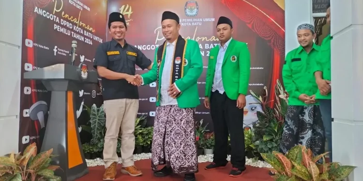Ketua DPC PPP Kota Batu Mohammad, Sofiyullah, saat konferensi pers usai berkas pendaftarannya diterima oleh KPU Kota Batu, Minggu (14/5/2023)