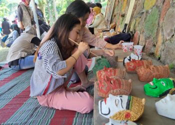 Pokdarwis Kota Malang menggelar gerakan Gugur Gunung untuk memperbaiki kampung tematik di Kota Malang.