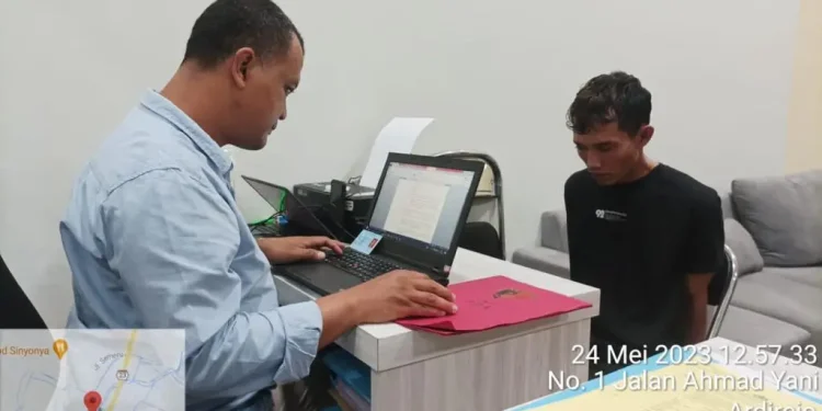 Terduga pelaku saat diperiksa penyidik.