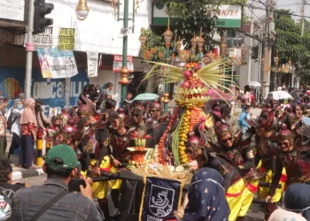 Pawai Tumpeng dalam Malang Creativa 2 di Kota Malang.