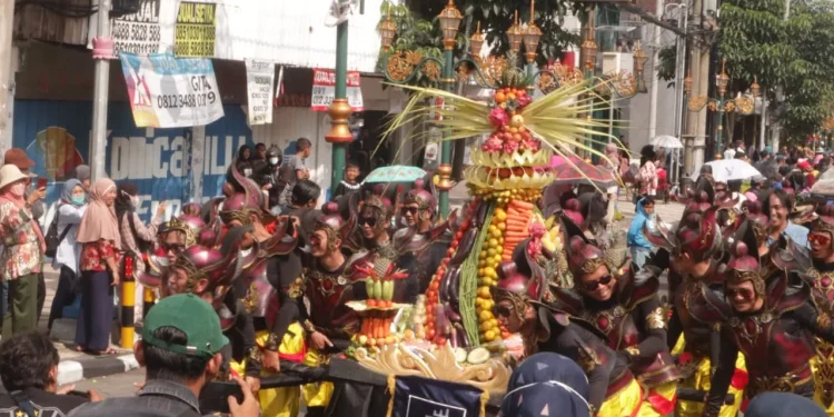 Pawai Tumpeng dalam Malang Creativa 2 di Kota Malang.