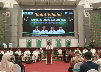 Rektor Unisma Prof Dr H Maskuri Msi saat sesi ramah tamah dalam kegiatan Halal bi Halal bersama seluruh sivitas akademika di Auditorium Prof Dr KH M Tholhah Hasan, Gedung Al Sya'ari, Selasa (2/5/2023).