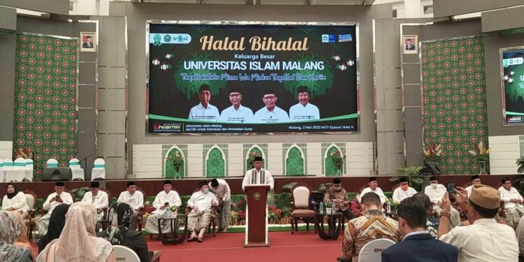 Rektor Unisma Prof Dr H Maskuri Msi saat sesi ramah tamah dalam kegiatan Halal bi Halal bersama seluruh sivitas akademika di Auditorium Prof Dr KH M Tholhah Hasan, Gedung Al Sya'ari, Selasa (2/5/2023).