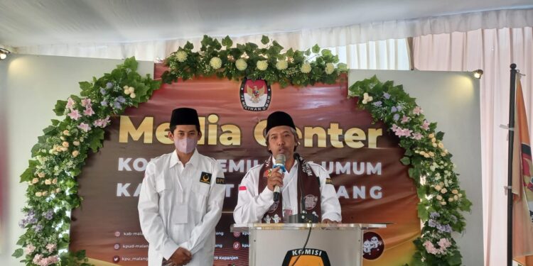 Ketua DPC PBB Kabupaten Malang, Bezar Gunadi saat konferensi pers usai mendaftarkan bacaleg.
