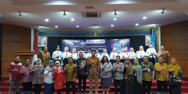 Sinergi antara Direktorat Pendidikan dan Pelatihan Vokasi Universitas Muhammadiyah Malang (UMM), Disnaker Kabupaten Malang, Bapenda Kab. Malang dan lain-lain berkomitmen bersama menekan angka pengangguran di Basement Dome UMM pada Kamis (11/5/2023).