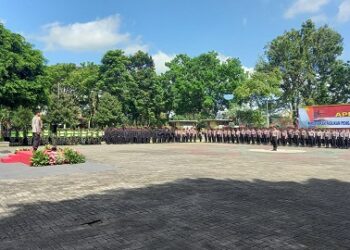 Kapolres Malang, AKBP Putu Kholis Aryana memimpin Apel Gelar Pasukan Pengamanan Pilkades Serentak Gelombang II Kabupaten Malang.