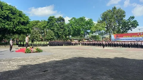 Kapolres Malang, AKBP Putu Kholis Aryana memimpin Apel Gelar Pasukan Pengamanan Pilkades Serentak Gelombang II Kabupaten Malang.