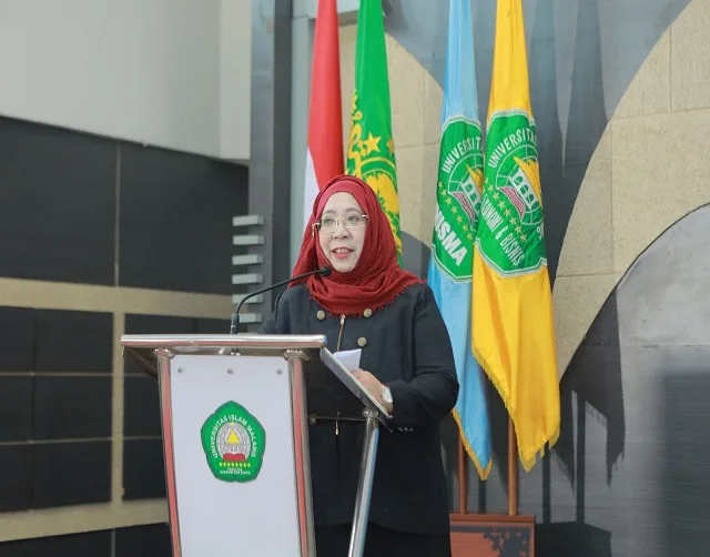 Dekan FEB Unisma, Nur Diana SE MSi, saat memberikan sambutan di acara yudisum.