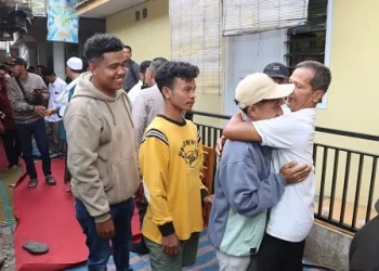 Mahasiswa dan warga berdamai usai dilakukan mediasi di Polresta Malang Kota.