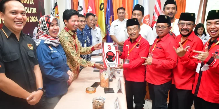 KPU Kota Batu resmi menerima berkas pendaftaran nama bacaleg dari PDIP Kota Batu, Kamis (11/5/2023).