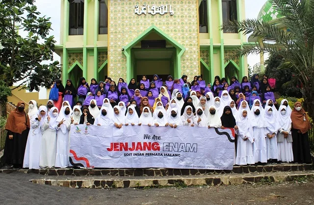 Program berbagi bersama anak yatim. 