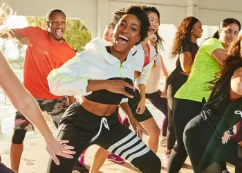 Zumba adalah jenis cabang senam yang memadukan gerakan aerobik dan tarian yang mengikuti irama musik.