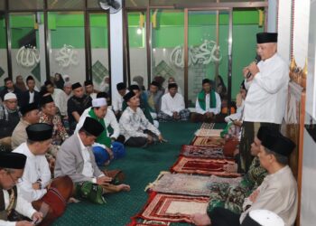 Bupati Malang, Sanusi menyapa masyarakat dalam kegiatan Subuh Keliling.