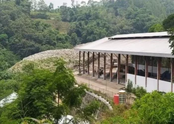 Gunungan sampah di TPA Tlekung Kota Batu, Jawa Timur.