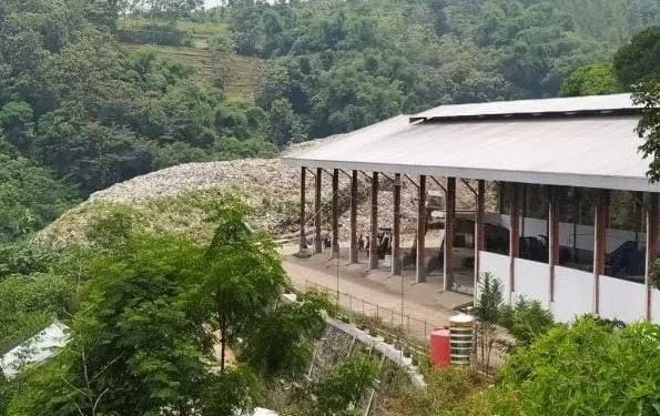 Gunungan sampah di TPA Tlekung Kota Batu, Jawa Timur.