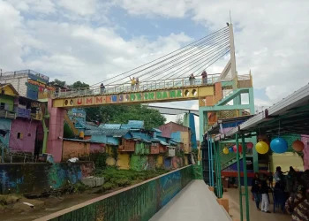 Wisatawan mancanegara berkunjung di Kampung Warna-warni Jodipan.