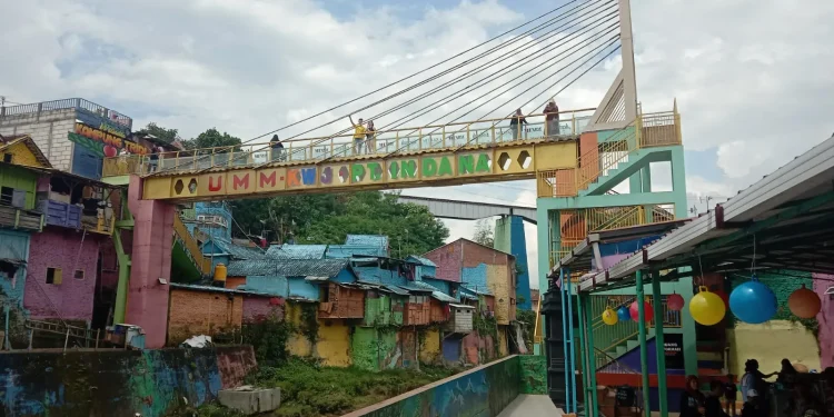Wisatawan mancanegara berkunjung di Kampung Warna-warni Jodipan.