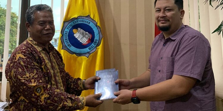 CEO Tugu Media Group, Irham Thoriq (kanan), memberikan hadiah buku pada Rektor Unikama, Dr Sudi Dul Aji MSi (kiri).