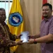 CEO Tugu Media Group, Irham Thoriq (kanan), memberikan hadiah buku pada Rektor Unikama, Dr Sudi Dul Aji MSi (kiri).