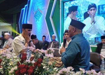 Ustaz gaul Hanan Ataki (kiri) saat dibaiat oleh Ketua PWNU Jatim KH Marzuki Ponpes Sabilurrosyad Gasek, Malang, Kamis (11/5/2023) malam tadi.