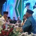 Ustaz gaul Hanan Ataki (kiri) saat dibaiat oleh Ketua PWNU Jatim KH Marzuki Ponpes Sabilurrosyad Gasek, Malang, Kamis (11/5/2023) malam tadi.