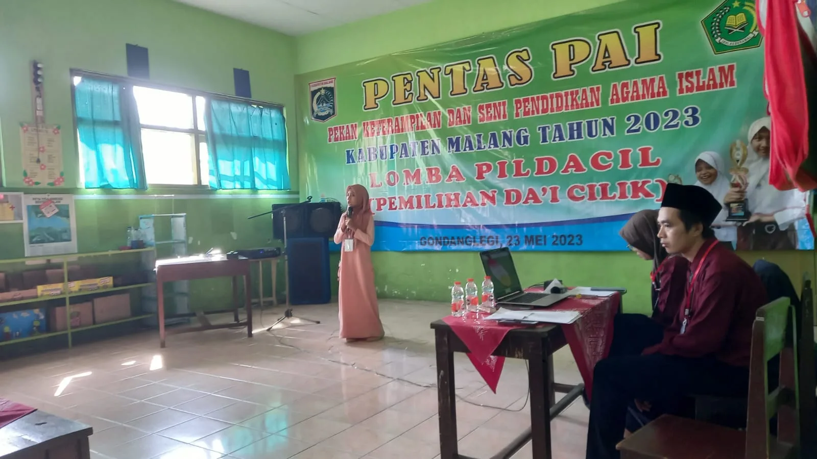 Peserta lomba kategori Pildacil Putri menunjukkan bakatnya. 
