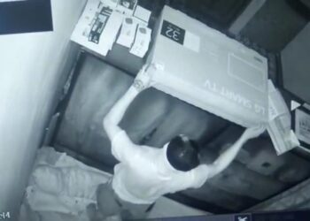 Rekaman CCTV yang memperlihatkan tersangka melakukan pencurian.