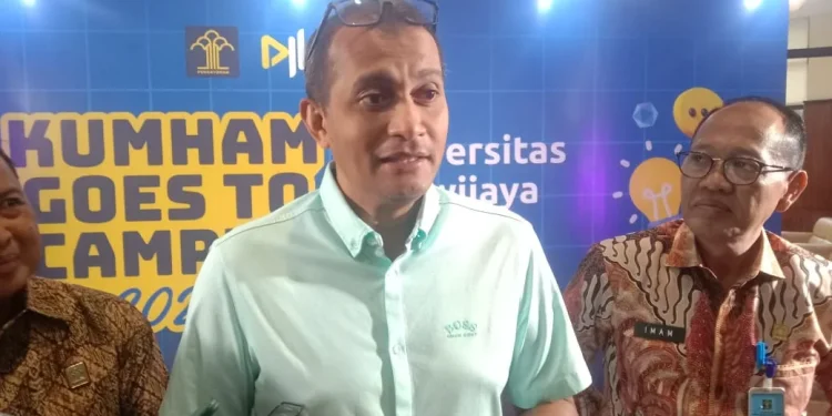 Wamenkumham, Edward Omar Sharif Hiariej dalam Goes to Campus di Universitas Brawijaya.