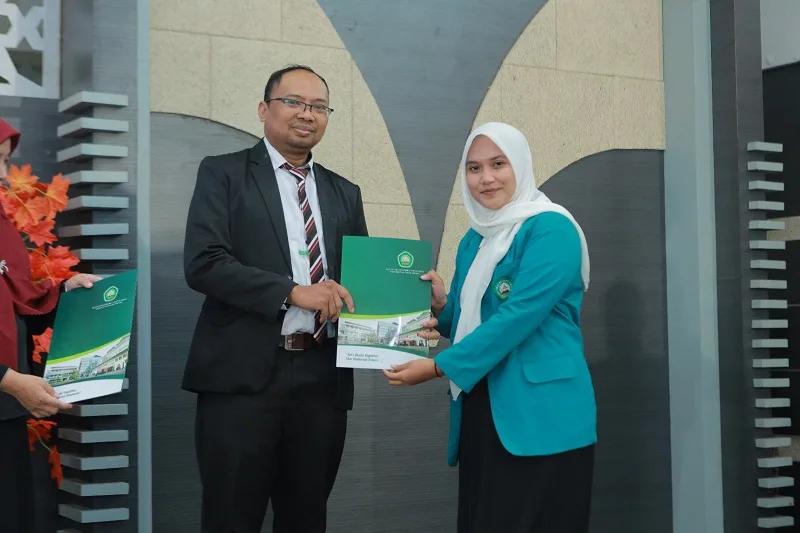 Penghargaan pada lulusan terbaik FEB Unisma