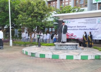 Rektor Unisma, Prof. Dr. H. Maskuri, M.Si memimpin langsung Upacara Peringatan Hardiknas 2023, Selasa (2/5/2023).