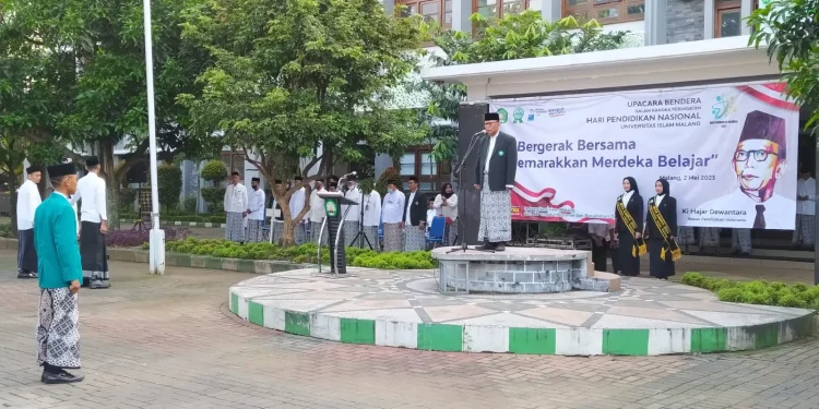 Rektor Unisma, Prof. Dr. H. Maskuri, M.Si memimpin langsung Upacara Peringatan Hardiknas 2023, Selasa (2/5/2023).