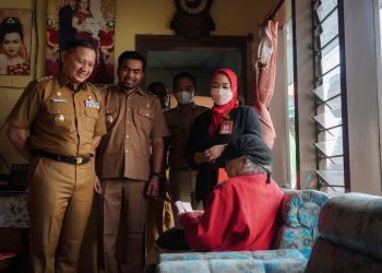 Pj. Wali Kota Batu Aries Agung Paewai saat mendampingi proses penyaluran BLT inflasi di rumah warga langsung, Senin (8/5/2023).