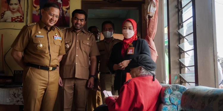 Pj. Wali Kota Batu Aries Agung Paewai saat mendampingi proses penyaluran BLT inflasi di rumah warga langsung, Senin (8/5/2023).