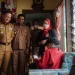 Pj. Wali Kota Batu Aries Agung Paewai saat mendampingi proses penyaluran BLT inflasi di rumah warga langsung, Senin (8/5/2023).