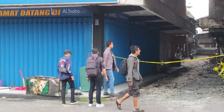 Sejumlah pedagang usai melihat kondisi tokonya pasca kebakaran Malang Plaza. Mereka diizinkan masuk untuk memastikan apa masih ada barang yang terselamatkan, Kamis (4/5/2023).