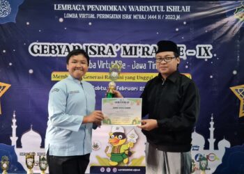Potret salah satu siswa SMPIT Insan Permata Malang saat menerima penghargaan sebagai juara lomba puisi tingkat provinsi.